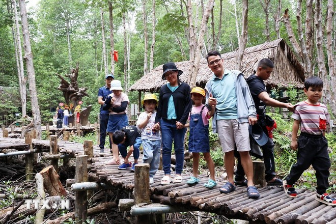 Base de résistance en temps de guerre, la zone de la forêt Sác est devenue en temps de paix le "poumon vert" de Hô Chi Minh-Ville.Photo: VNA foret-sac.jpg