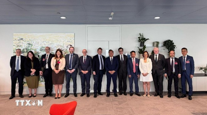 Les dirigeants et représentants des ministères et des ambassades des deux pays posent pour une photo de groupe lors de la troisième réunion du Comité commercial de l’UKVFTA. Photo : VNA comite-ukvfta.jpg
