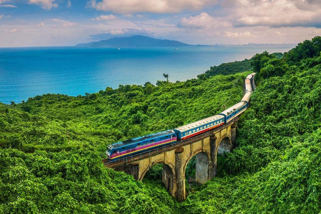 Un train passant le col des Nuages. Photo : VNA passage-du-col-des-nuages.jpg