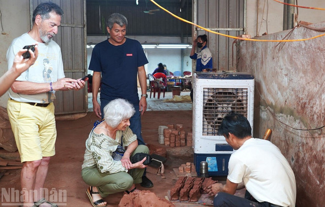 Les visiteurs ne viennent pas seulement pour acheter des souvenirs, mais pour vivre une expérience sensorielle. Photo: NDEL phu-lang-ndel.jpg