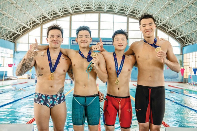 Luong Jeremie Loic Nino (1er à droite) a été l’un des artisans du succès de l’équipe de Hô Chi Minh-Ville au Championnat national de natation en petit bassin 2025. Photo : CTV/CVN luong-jeremie-loic-nino.jpg