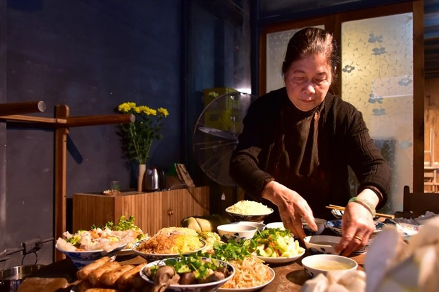 Une experte culinaire de Bat Tràng présente ses plats savoureux pour une fête. Photo vinwonders.com bat-trang.jpg