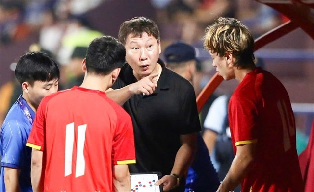 L'entraîneur Kim Sang-sik donne des instructions à ses joueurs pendant le match. Photo: VFF coach-kim-sang-sik.jpg