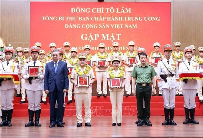 Le secrétaire général du Parti, Tô Lâm, et le ministre de la Sécurité publique, Luong Tam Quang, remettent des cadeaux à des personnalités exceptionnelles de la Force de sécurité publique populaire et des unités de sécurité de base, lors de l’événement. Photo : VNA to-lam-luong-tam-quang.jpg