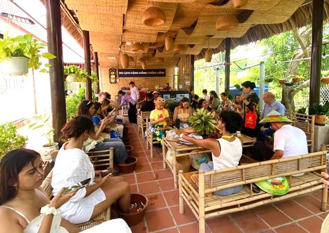 Les touristes étrangers découvrent un modèle de tourisme communautaire à Hô Chi Minh-Ville. Photo : ministère de la Culture, des Sports et du Tourisme touristes-hcmv.jpg