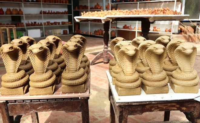 Ces adorables décorations en forme de serpent sont spécialement conçues pour les célébrations du Têt du Serpent. Photo : Dân tri mascottes-de-serpent.jpg