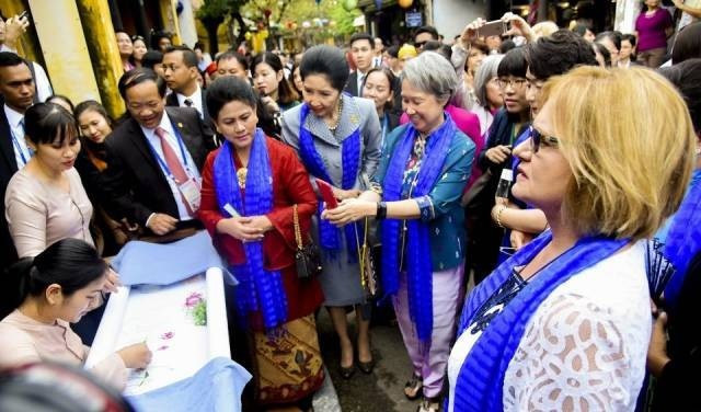 Des diplomates étrangers lors d’une activité de découverte de la culture traditionnelle vietnamienne. Photo : baoquocte.vn diplomates-etrangers.jpg