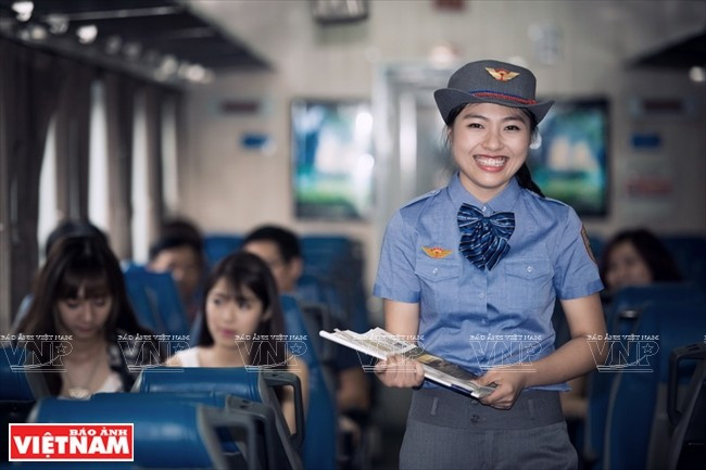 Une hôtesse distribue gratuitement des jounaux aux passagers. Photo: VNP hotesse.jpg