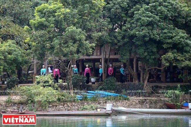 Les villages Muong bordant le lac sont des lieux à découvrir. Photo: VNA les-villages-muong.jpg