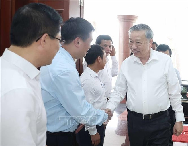 Le secrétaire général du Parti, Tô Lâm serre la main des membres des permanences des comités du Parti des provinces de Kon Tum et Quang Ngai, à Kon Tum, le 2 mai. Photo: VNA le-secretaire-general-du-parti.jpg
