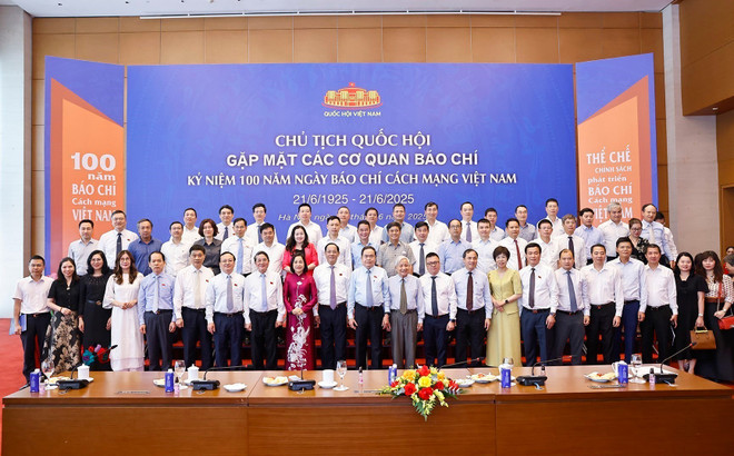 Le président de l’Assemblée nationale, Trân Thanh Mân pose avec les responsables des organes de presse, à Hanoi, le 15 juin 2025. Photo: VNA tran-thanh-man-organes-de-presse.jpg