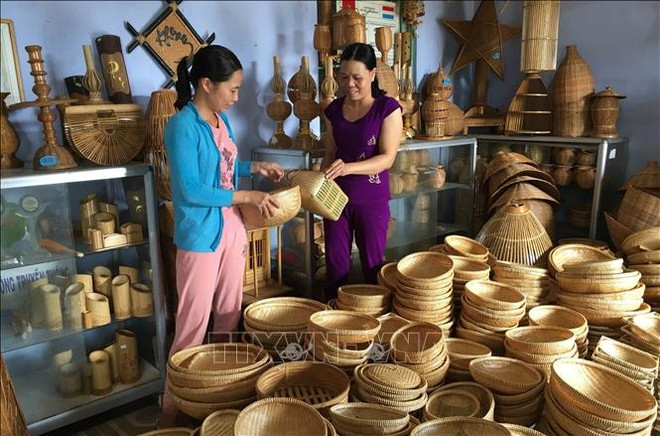 Dans un village des produits en bambou et rotin. Photo: VNA village-de-tissage-de-bambou-vna.jpg