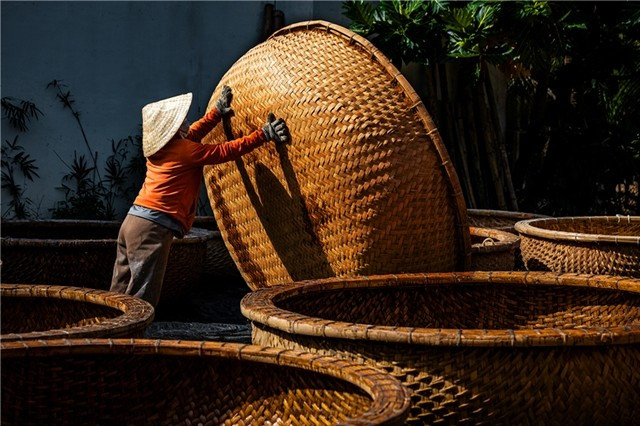 Une photo de la collection présentant le village artisanal de coracles de Phu My à Dak Lak par le photographe Nguyên Khac Hào. Photo: Nguyên Khac Hào village-artisanal-de-coracles-de-phu-my.jpg