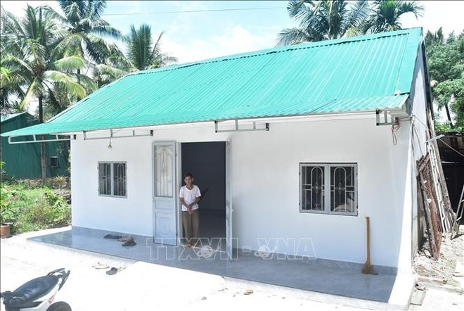 Une nouvelle maison construite pour la famille d'un contributeur à la révolution dans la province de Dak Lak. Photo : VNA dak-lak.jpg