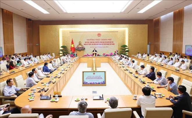 Vue d'ensemble de la réunion entre les membres permanents du gouvernement et les dirigeants actuels et anciens des principaux organes de presse. Photo: VNA pham-minh-chinh-presse-vna.jpg