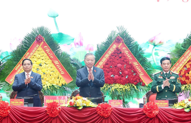 Le secrétaire général du Parti, Tô Lâm (centre), le Premier ministre Pham Minh Chinh (à gauche) et le ministre de la Défense Phan Van Giang, en ouverture du 12e Congrès du Comité du Parti pour l’armée. Photo: VNA to-lam-pham-minh-chinh.jpg