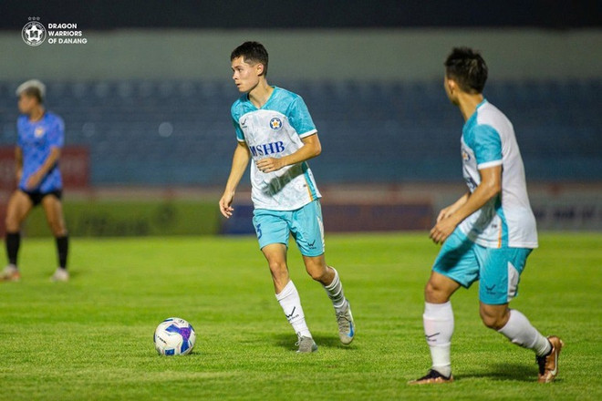 Le joueur Vadim Nguyen disputant ses premières minutes en V-League sous le maillot du club de Da Nang. Photo : Club Da Nang. vadim-nguyen.jpg