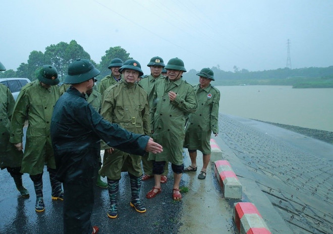 Le vice-Premier ministre Trân Hông Hà inspecte le travail de prévention et de lutte contre le typhon sur le remblai anti-érosion des deux côtés du pont de Van Hà, dans la province de Thanh Hoa, le 22 juillet. Photo: VGP tran-hong-ha-vgp.jpg