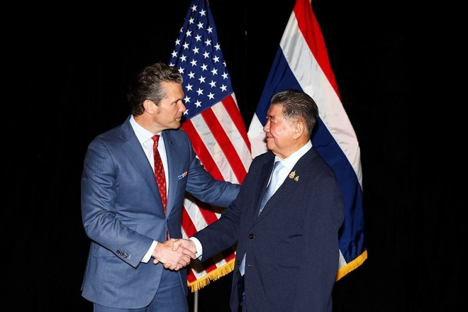 Le secrétaire à la Défense des États-Unis, Pete Hegseth, rencontre le vice-Premier ministre et ministre de la Défense thaïlandais, Phumtham Wechayachai, en marge du Dialogue de Shangri-La à Singapour, le 30 mai 2025. Photo: Reuters pete-hegseth.jpg