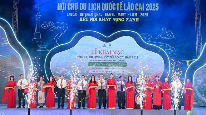 Lors de la cérémonie d'ouverture de la Foire internationale du tourisme de Lào Cai 2025, le 5 juin. Photo : NDEL foire-internationale-du-tourisme-de-lao-cai-2025.jpg