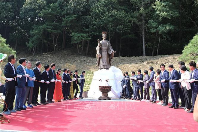 Cérémonie de pose de la statue du roi Ly Thai Tô. Photo : VNA ceremonie-dinstallation-de-la-statue-du-roi-ly-thai-to.jpg