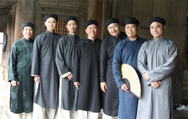 Les diplomates, dont l’ambassadeur Pham Sanh Châu (centre), choisissent le plus souvent l’ao dài pour leurs apparitions publiques. pham-sanh-chau.jpg