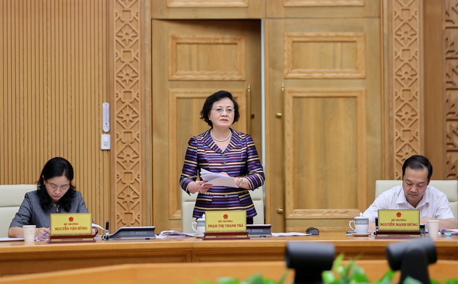 La ministre de l’Intérieur Pham Thi Thanh Trà présente un rapport sur la situation de la mise en œuvre du modèle d’administration locale à deux niveaux, à Hanoi, le 23 août. Photo : VNA pham-thi-thanh-tra.jpg