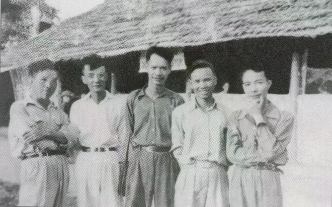 Le Conseil d'administration de l'École de journalisme Huynh Thuc Khang, en 1949. Photo: Musée de la presse vietnamienne conseil-dadministration-de-lecole.jpg