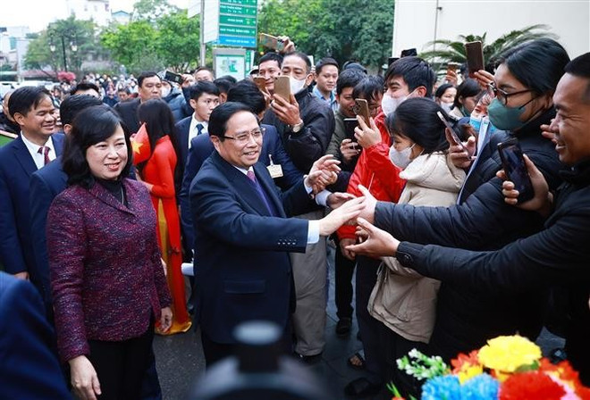 Le Premier ministre Pham Minh Chinh visite les patients et leurs proches à l’Hôpital militaire 103. Photo : VNA pham-minh-chinh-hopital-bach-mai.jpg