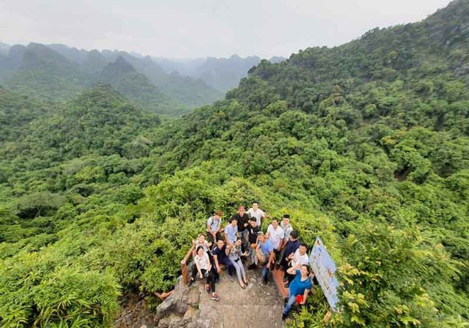 Touristes au Parc national de Cát Bà à Hai Phong (Nord). Photo : CTV parc-national-de-cat-ba.jpg