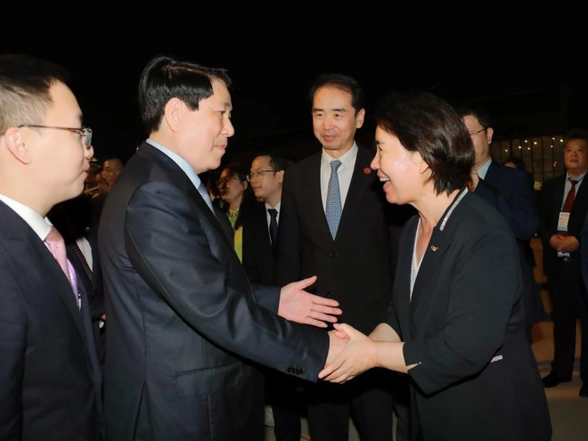 Les délégués font leurs adieux au président Luong Cuong à l’aéroport international de Pékin, en Chine. Photo : VNA les-delegues-font-leurs-adieux-au-president-luong-cuong.jpg