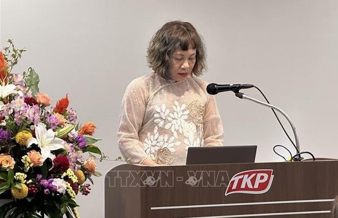 Nguyên Lê Hang, secrétaire général adjoint de la VFUA et rédactrice en chef adjoint du magazine Ngày Nay, s’exprime lors du séminaire. Photo : VNA nguyen-le-hang.jpg