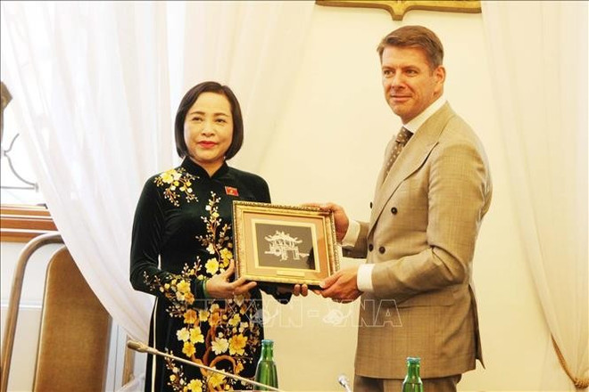 La vice-présidente de l’Assemblée nationale du Vietnam, Nguyên Thi Thanh remet un cadeau de souvenir au vice-président de la Chambre des députés du Parlement tchèque, Jan Skopeček. Photo : Senat.cz nguyen-thi-thanh-jan-skopececk.jpg