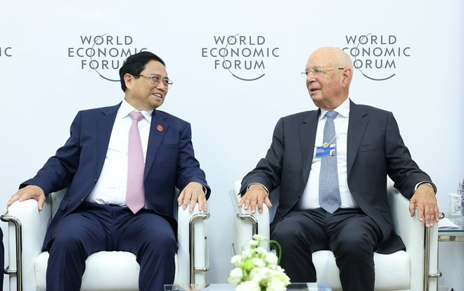 pham-minh-chinh-klaus-schwab-photo-vna.jpg