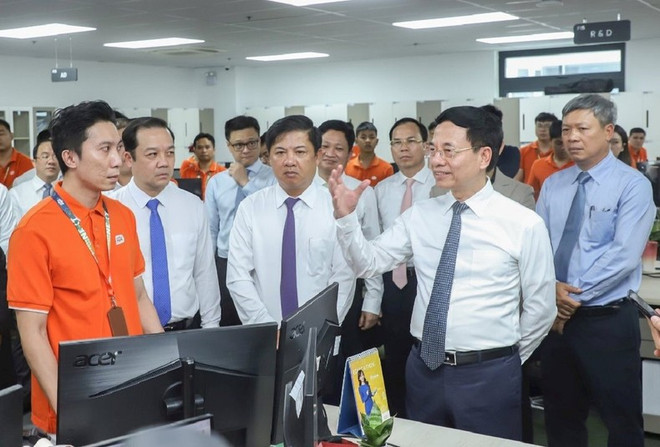 La délégation du ministère s’est entretenue avec des startups opérant dans les domaines des semi-conducteurs et de l’intelligence artificielle dans le parc logiciel de Da Nang no 2. Photo : baodanang delegation-du-ministere.jpg