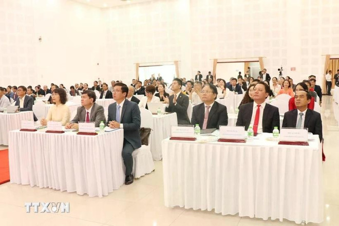 Délégués participant au Forum de promotion du commerce, de l’investissement et du tourisme : Promotion du corridor économique Est-Ouest et le Salon du commerce et du tourisme 2025. Photo: VNA forum-vietnam-lao-thailand.jpg