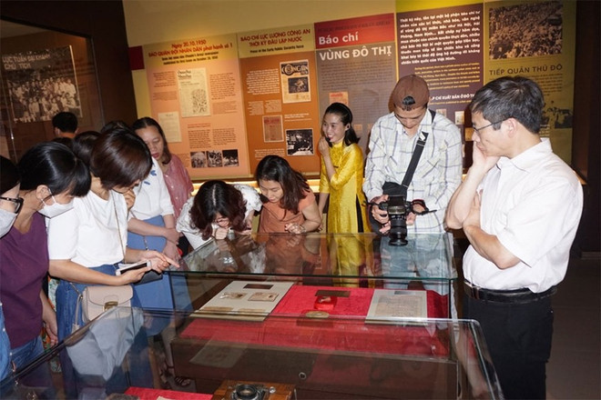 Visiteurs au Musée de la presse vietnamienne. Photo: QDND musee-de-la-presse-vietnamienne-5.jpg