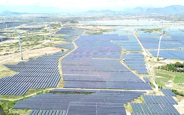 Un projet éolien et solaire dans le district de Thuân Bac, province côtière centrale de Ninh Thuân. Photo : VNA projet-eolien-et-solaire-dans-le-district-de-thuan-bac.jpg
