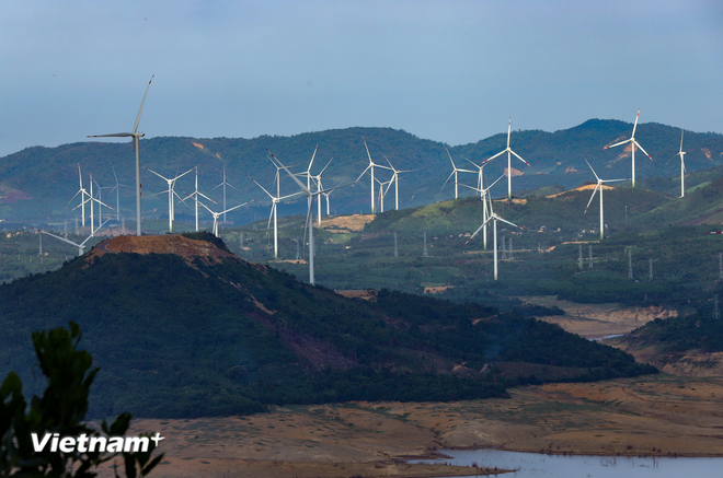 Parc éolien dans la province de Trà Vinh. Photo : VietnamPlus eolien.png