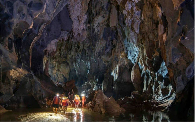 Dans la grotte Tôi. Photo: oxalisadventure.com grotte-toi.jpg
