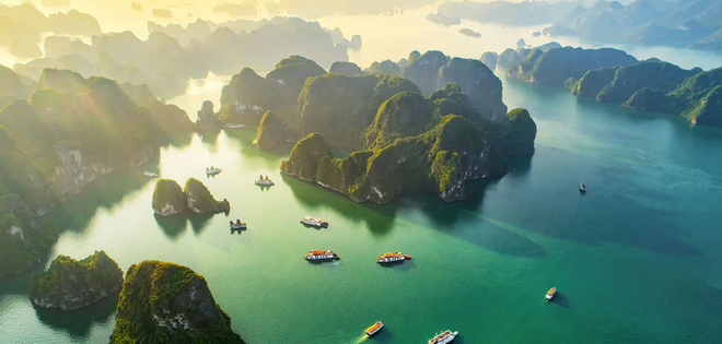La baie de Ha Long est célèbre pour ses milliers de montagnes karstiques calcaires qui parsèment les eaux émeraude et tranquilles. Photo: NDEL baie-de-ha-long.png