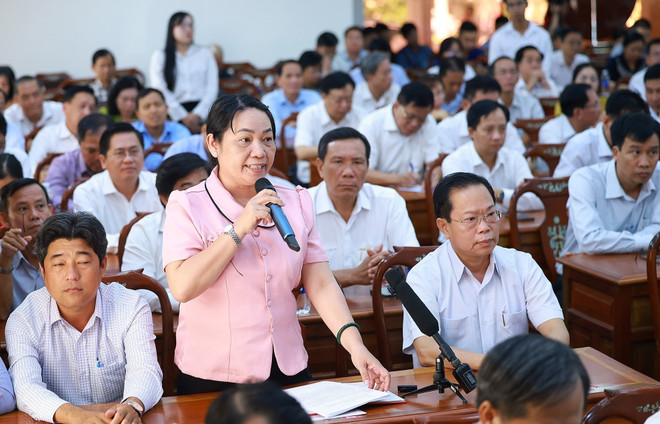 L'électrice Trinh Thi Thiên Thu, secrétaire du Comité du Parti de la commune de Truong Thành, prend la parole lors de la rencontre, à Cân Tho, le 19 octobre. Photo : VNA trinh-thi-thien-thu.jpg