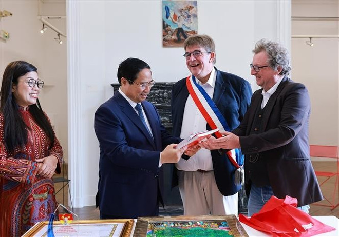 Le Premier ministre Pham Minh Chinh (deuxième à gauche) visite l’Espace Hô Chi Minh, situé au sein du Musée de l’Histoire vivante de Montreuil, le 11 juin 2025. Photo : VNA pham-minh-chinh-livre.jpg