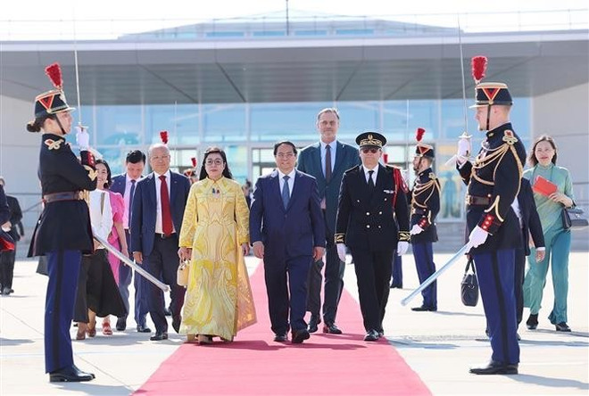 Le Premier ministre Pham Minh Chinh et son épouse quittent Paris pour la Suède, le 11 juin. Photo : VNA pham-minh-chinh-paris-suede.jpg