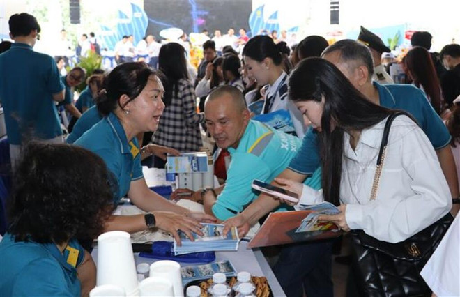 Lors du "Salon de l'emploi - Aéroport international de Long Thành", organisé le 23 août à Dông Nai. Photo : VNA salon-de-lemploi-aeroport-international-de-long-thanh.jpg