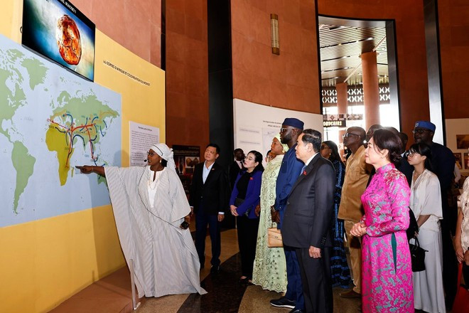 Le président de l’Assemblée nationale du Vietnam, Trân Thanh Mân, et son épouse Nguyên Thi Thanh Nga au Musée des Civilisations noires de Dakar, le 24 juillet. Photo : VNA tran-thanh-man-vna.jpg