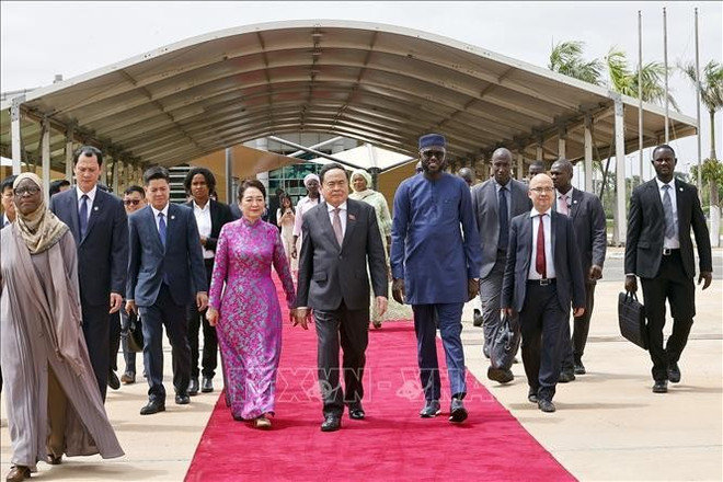 Le président de l’Assemblée nationale du Vietnam, Trân Thanh Mân (centre), et son épouse, à la tête d'une haute délégation vietnamienne quittent Dakar, concluant avec succès leur visite officielle au Sénégal. Photo : VNA tran-thanh-man-senegal.jpg