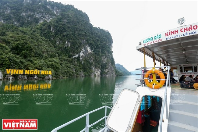 D’une longueur de plus de 70 km, le lac de Hoa Binh offre des paysages spectaculaires. Photo: VNP le-lac-de-hoa-binh-offre-des-paysages-spectaculaires.jpg