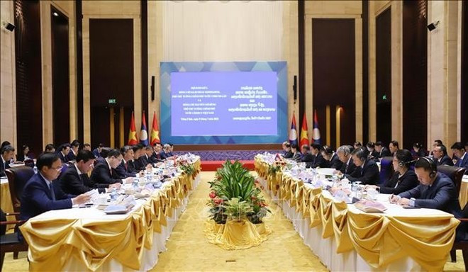 Lors de la rencontre entre le vice-Premier ministre vietnamien Nguyên Chi Dung et son homologue lao Saleumxay Kommasith. Photo : VNA nguyen-chi-dung-saleumxay-kommasith.jpg