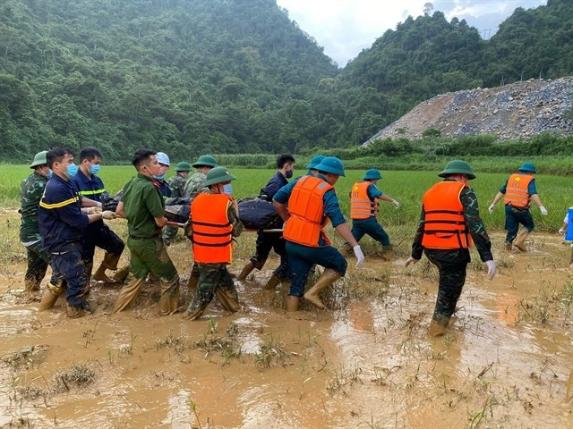 Les soldats et les policiers locaux travaillent 24 heures sur 24 pour rechercher les victimes d’une crue soudaine dans la commune de Duc Long, dans la province montagneuse de Cao Bang. Photo : VNA duc-long-cao-bang.jpg